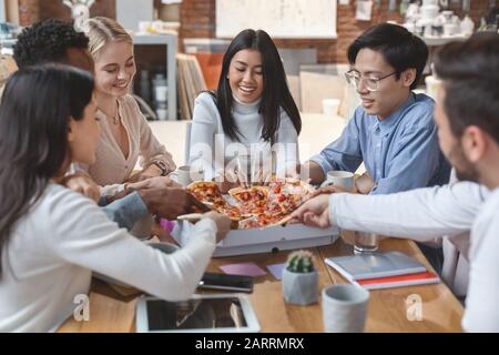 Junges Business-Team, das eine Mittagspause im Büro hat Stockfoto