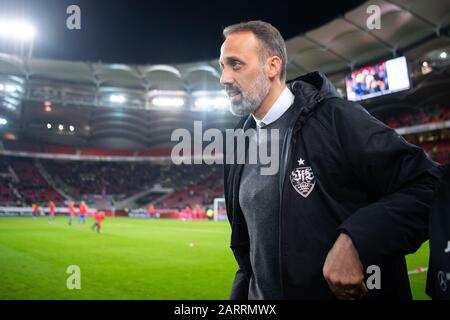 29. Januar 2020, Baden-Württemberg, Stuttgart: Fußball: 2. Bundesliga, 19. Spieltag, VfB Stuttgart - 1. FC Heidenheim, Mercedes-Benz Arena. Trainer Pellegrino Matarazzo vom VfB Stuttgart kommt vor dem Spiel ins Stadion. Foto: Tom Weller / dpa - WICHTIGER HINWEIS: Gemäß den Vorschriften der DFL Deutsche Fußball Liga und des DFB Deutscher Fußball-Bund ist es verboten, im Stadion und/oder aus dem fotografierten Spiel in Form von Sequenzbildern und/oder videoähnlichen Fotoserien auszunutzen oder auszunutzen. Stockfoto