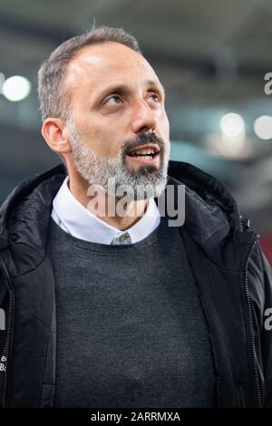 29. Januar 2020, Baden-Württemberg, Stuttgart: Fußball: 2. Bundesliga, 19. Spieltag, VfB Stuttgart - 1. FC Heidenheim, Mercedes-Benz Arena. Trainer Pellegrino Matarazzo vom VfB Stuttgart kommt vor dem Spiel ins Stadion. Foto: Tom Weller / dpa - WICHTIGER HINWEIS: Gemäß den Vorschriften der DFL Deutsche Fußball Liga und des DFB Deutscher Fußball-Bund ist es verboten, im Stadion und/oder aus dem fotografierten Spiel in Form von Sequenzbildern und/oder videoähnlichen Fotoserien auszunutzen oder auszunutzen. Stockfoto