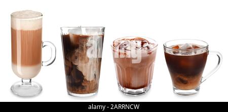 Glaswaren mit unterschiedlichem Kaffee auf weißem Hintergrund Stockfoto