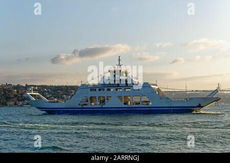 Mit Autos beladenes Fährschiff segelt durch die Bosporus-Straße zwischen Marmara und dem Schwarzen Meer in Istanbul/Türkei. Stockfoto