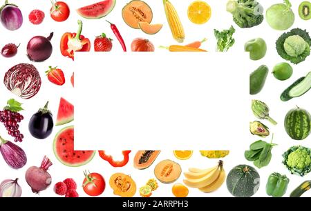 Sortiment an frischem Gemüse und Obst mit Platz für Text auf weißem Hintergrund Stockfoto