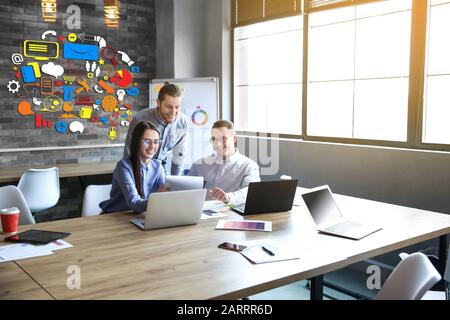 Junge Geschäftsleute treffen sich im modernen Büro Stockfoto