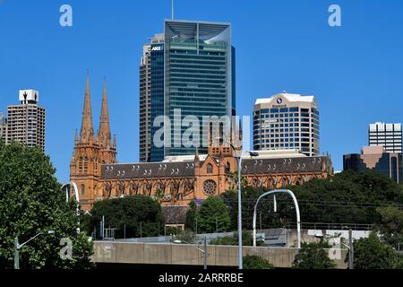 Sydney, NSW, Australien - 30. Oktober 2017: St. Mary Cathedral und verschiedene Bürogebäude und Wolkenkratzer Stockfoto