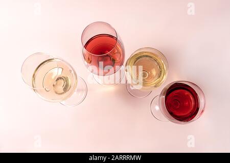 Flach Rot und Weiß und rose Weingläser auf rosa Hintergrund. Stockfoto