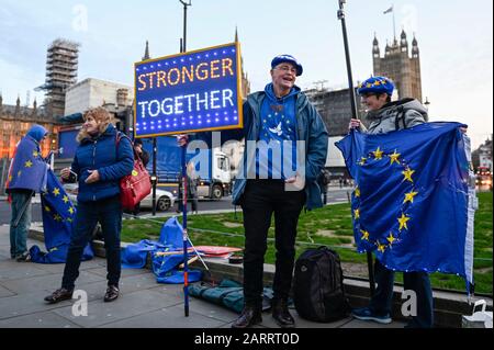 London, Großbritannien. Januar 2020. Anti-Brexit-Demonstranten, die beleuchtete Schilder und Flaggen auf dem Parliament Square tragen, fordern, den Boris Johnson, Premierminister, und seine Regierung während der bevorstehenden Brexit-Verhandlungen zur Rechenschaft zu ziehen. Großbritannien wird die Europäische Union am 31. Januar um 23 Uhr verlassen. Kredit: Stephen Chung / Alamy Live News Stockfoto