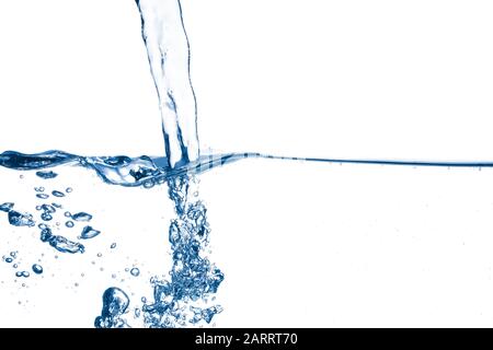 Seitenansicht eines starken Wasserstroms, der unter die Oberfläche fließt und Blasen auf weißem Hintergrund erzeugt