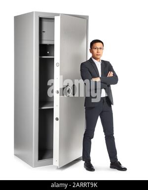 Asiatischer Geschäftsmann in der Nähe eines großen Safebox auf weißem Hintergrund Stockfoto