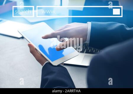 Geschäftsmann mit Tablet-Computer mit Web-Suchmaschine im Büro, in der Nähe Stockfoto