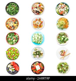 Verschiedene leckere Salate auf weißem Hintergrund Stockfoto
