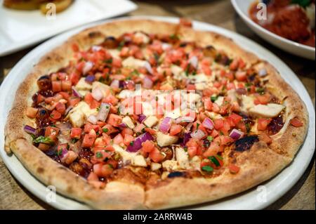 Nahaufnahme Pizza Barbecue Hühnerkäse mit Gemüse Stockfoto