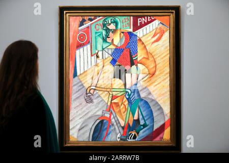 SothebyÕs. New Bond Street, London, Großbritannien 29. Januar 2020. Ein Mitarbeiter sieht Jean Metzingers Gemälde mit dem Titel "Le cycliste" (est £1,5 m bis £2 m) in der Vorschau von Sothebys impressionistischen, Modernen und surrealistischen Kunstverkäufen. Die Auktion findet am 4. Und 5. Februar 2020 in Sotheby's im Zentrum Londons statt. Credit: Dinendra Haria/Alamy Live News Stockfoto