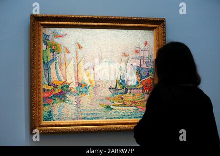 SothebyÕs. New Bond Street, London, Großbritannien 29. Januar 2020. Eine Frau sieht Paul Signacs Gemälde mit dem Titel La Corne D'Or. Matin in der Vorschau von Sothebys impressionistischen, Modernen und surrealistischen Kunstverkäufen. Die Auktion findet am 4. Und 5. Februar 2020 in Sotheby's im Zentrum Londons statt. Credit: Dinendra Haria/Alamy Live News Stockfoto