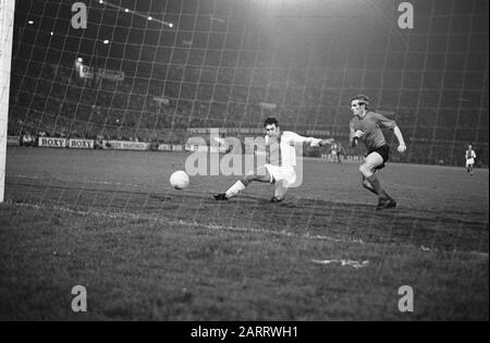 Fußballspiel Ajax Nürnberg, 4:0 Sjaak Swart erzielt das 2. Tor. Popp hat die Anmerkung übergeben: 1. FC Nürnberg Datum: 2. Oktober 1968 Ort: Amsterdam, Noord-Holland Schlagwörter: Sport, Fußball Personenname: Swart, Sjaak Institution Name: FC Nürnberg Stockfoto