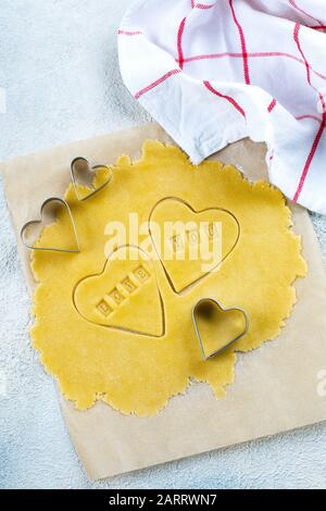 Backwaren Valentinstag Konzept. Hausgemachte, herzförmige Plätzchen aus Rohteig aus Shortbread. Stockfoto