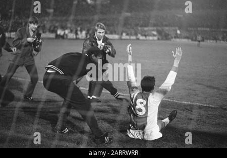 Fußballspiel Ajax-Nürnberg, 4-0 Sjaak Swart sitzt auf dem Boden und wird von einem Balljungen Kommentar gratuliert: 1. FC Nürnberg Datum: 2. Oktober 1968 Ort: Amsterdam, Noord-Holland Schlagwörter: Sport, Fußball Personenname: Swart, Sjaak Institutionenname: FC Nürnberg Stockfoto