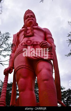 Wunderschöne Statue von Lord Hanuman Tall im Jakhoo-Tempel - Der 108 Fuß große Hanuman Murti befindet sich auf dem Jakhu-Hügel bei Shimla in Himachal Pradesh. Stockfoto