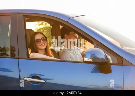 Brautpaar sitzt in ihrem neuen Auto Stockfoto