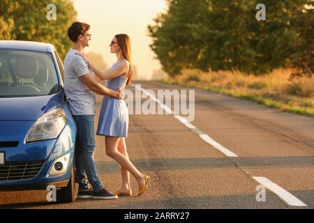 Glückliches Paar in der Nähe von ihr neues Auto auf dem Land Stockfoto