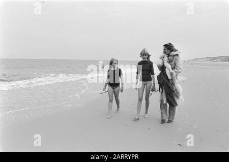 Schlechtes Sommerwetter: Weihnachtsbaum am Strand in Bergen aan Zee Dame im Fellmantel Datum: 30. Juni 1977 Ort: Berge am Meer Schlagwörter: Weihnachtsbäume, Strände Stockfoto