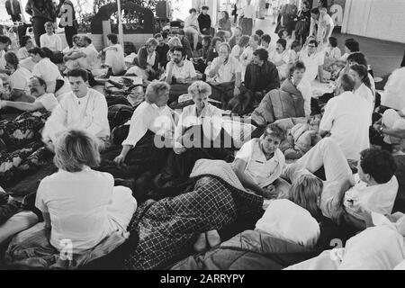 Aktionstag der Krankenschwestern für höhere Löhne organisiert von VVIO (Krankenschwestern und Pfleger in der Revolte) Einschlafen im Amsterdams Medical Center Datum: 15. März 1989 Ort: Amsterdam, Noord-Holland Schlüsselwörter: Demonstrationen, Krankenschwestern Stockfoto