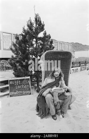 Schlechtes Sommerwetter: Weihnachtsbaum am Strand in Bergen aan Zee Dame im Pelz Datum: 30. Juni 1977 Ort: Berge aan Zee Schlüsselwörter: Strände Stockfoto