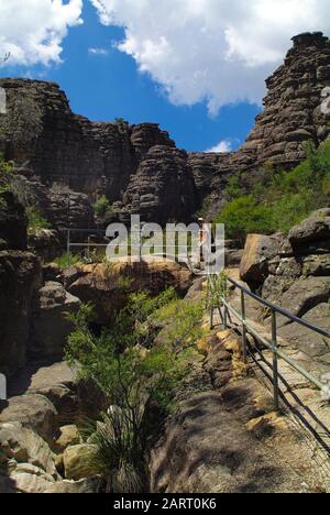 Australien, eine Frau zwischen der Felsformation namens Grand Canyon im Grampians National Park, Victoria Stockfoto