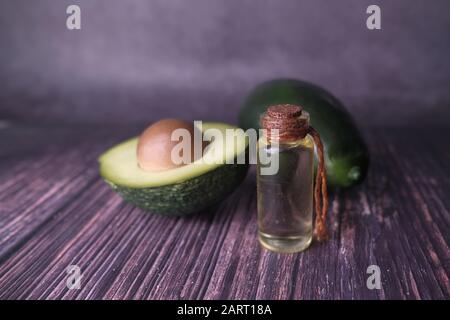 Nahaufnahme von frischem Avocado und Öl auf dem Tisch Stockfoto