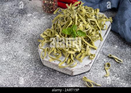 Pasta, Gemüse, Kräuter und Gewürze, Olivenöl, Zutaten für italienische Küche auf dunklem Hintergrund. Kopierbereich Stockfoto