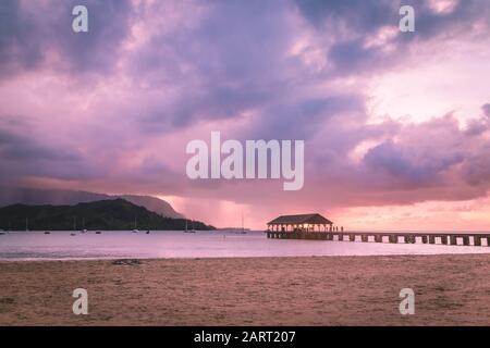 Sonnenuntergang am Hanalei Bay Pier Stockfoto