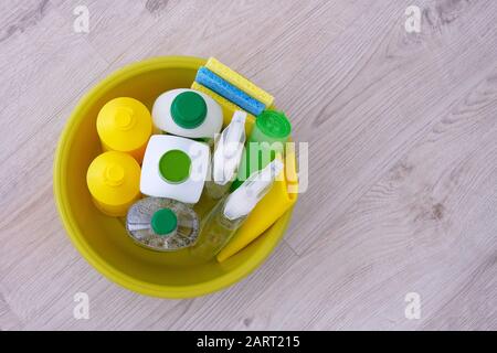 Reinigungsprodukte für flache Laien, Kopierbereich. Reinigungszubehör für das Haus. Waschmittel, Tücher, Schwämme, Kunststoffbehälter und grüne bucke. Stockfoto