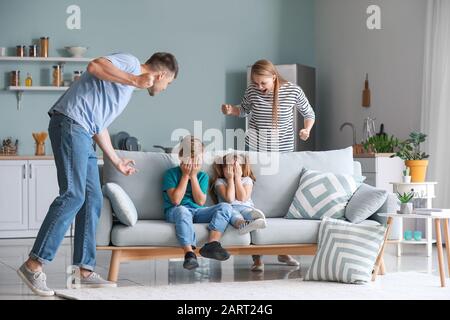 Wütende Eltern erschrecken ihre kleinen Kinder zu Hause Stockfoto