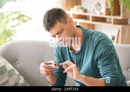 Diabetiker überprüfen den Blutzuckerspiegel zu Hause Stockfoto