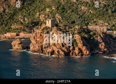 Tour de Porto, 1551, genuesischer Verteidigungsturm, über Golfe de Porto, in Porto, Corse-du-Sud, Korsika, Frankreich Stockfoto