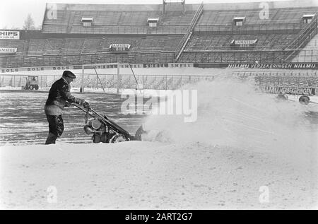 Schneeräumung im Olympiastadion mit einem kleinen Schneeblower am Arbeitsplatz Datum: 11. Februar 1969 Schlagwörter: Snow CLEATIONS, Stadien Stockfoto