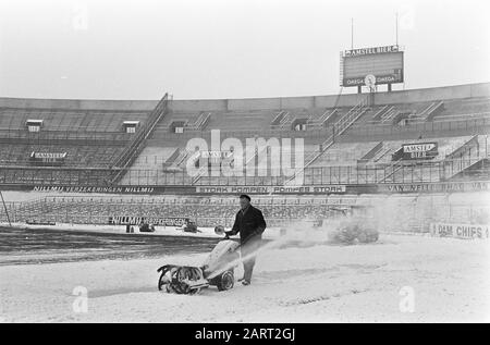 Schneeräumung im Olympiastadion mit einem kleinen Schneeblower am Arbeitsplatz Datum: 11. Februar 1969 Schlagwörter: Snow CLEATIONS, Stadien Stockfoto