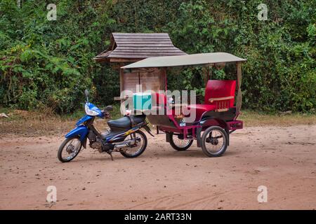 Siem Reap, Kambodscha, 12.18.2019: Ein traditionelles Park-Motorrad Tuk Tuk Taxi, ein beliebter Transport in Siem Reap Stockfoto