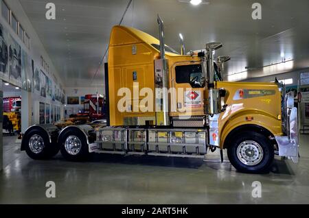 Alice Springs, Australien - 20. November 2017: Schwerer LKW Kenworth T909 im Ghan Museum, Halle für Lastwagen und Fahrzeuge Stockfoto