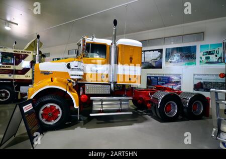 Alice Springs, Australien - 20. November 2017: Schwerer LKW Kenworth T409 im Ghan Museum, Halle für Lastwagen und Fahrzeuge Stockfoto