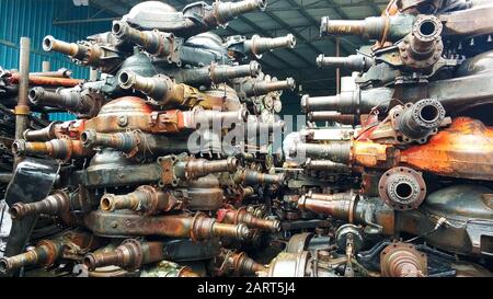 Gebrauchte asiatische Autoteile in Kuala lumpur. Regale mit dessaasierten Autos. Stockfoto