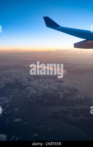 Die Wolken von oben über dem Atlantik im Sommer auf einem transkontinentalen Flug. Stockfoto