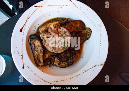 Lammkonfit serviert auf einem Bett aus Aubergine in Paris, Frankreich. Stockfoto