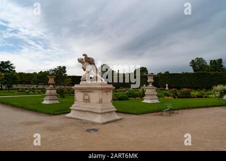 Statuen in den Gärten von Versailles, Frankreich. Ein gehemmter Mann hebt seinen Arm über den Kopf. Stockfoto