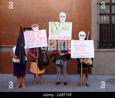 Oaxaca de Juarez, Mexiko. Januar 2020. Frau Teil indigene Gruppen, darunter CIPO, "Consejo Indígena Popular de Oaxaca" nehmen an die Straße, um Gerechtigkeit für mehr als 40 Morde an Mitgliedern der Organisation zu fordern und Antworten auf soziale Sicherheitsanforderungen zu fordern. Sie kritisierten direkt den Leiter des Sicherheitssekretariats, Raúl Ernesto Salcedo Rosales, und baten um seinen Rücktritt. Sie behaupteten, unter der derzeitigen Regierung habe es mehr als 3000 Morde gegeben, ohne sich mit der Frage der Gewalt und der fehlenden Sicherheit im Staat befassen zu können. Stockfoto