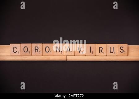Woodbridge, NEW JERSEY/USA - 29. Januar 2020: Das Wort Coronavirus wird mit Scrabble Kacheln in diesem anschaulichen redaktionellen Bild ausgeschrieben. Stockfoto
