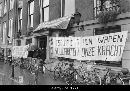 Goethe-Institut besetzt mit Angehörigen und Sympathisanten von RAF-Häftlingen Banner an der Fassade Datum: 14. April 1989 Schlagwörter: Besetzung, Institute, Slogans, Banner, Sympathisanten Stockfoto