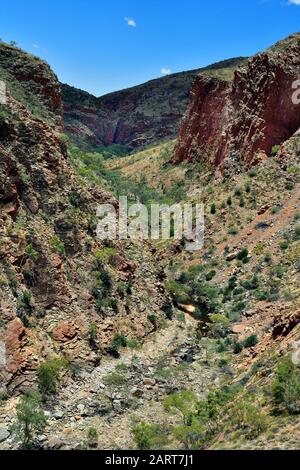 Australien, NT, Serpentine Gorge mit trockenem Flussbett im Nationalpark West McDonnell Range Stockfoto