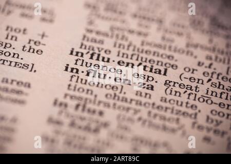 Woodbridge, NEW JERSEY/USA - 29. Januar 2020: Das Wort Influenza wird in einem Vintage Webster's Dictionary hervorgehoben; illustrative Editorial Stockfoto