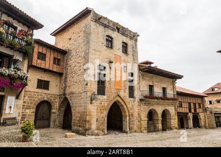 Santillana del Mar, Spanien. Der Torre de Don Borja, ein befestigter Turm auf der Plaza Mayor (Hauptmarktplatz), in Kantabrien Stockfoto