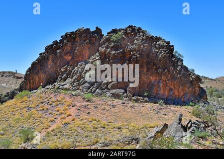 Australien, NT, Corroboree Rock im Osten McDonnell Range National Park, heilige Stätte für Aborigine Kultur Stockfoto